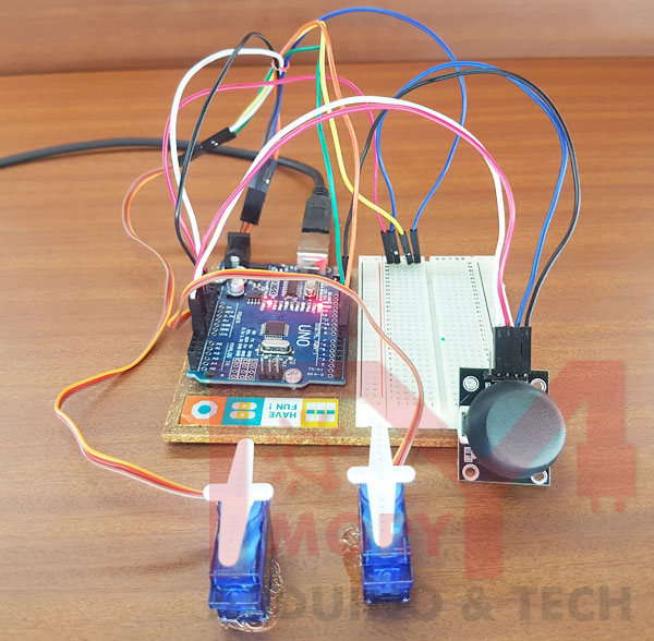 Control servo motors with a joystick and Arduino